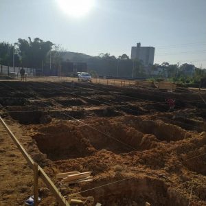 Edificação para fins educacionais. Infra-estrutura de apoio para obra modular. @brasilaocubo O tempo estimado de execução e instalação dos modulos é de apenas 5 meses, ou seja, aulas já para o próximo ano letivo.